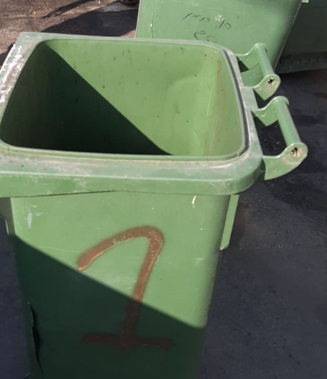 דוגמה למכסה פח עם צירים שבורים שאינם ניתנים לתיקון 